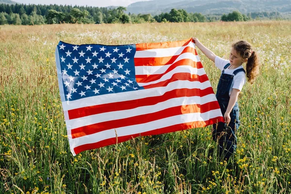 Hermosa Niña Linda Preescolar Con Bandera Nacional Pie Prado Bosque — Foto de Stock