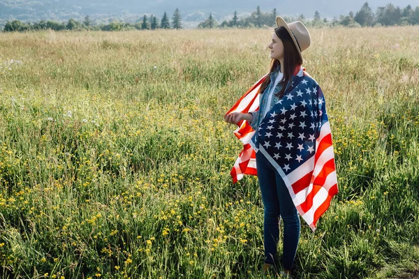 Ung Flicka Hatt Insvept Usa Flagga Stående Grön Äng Solnedgången — Stockfoto