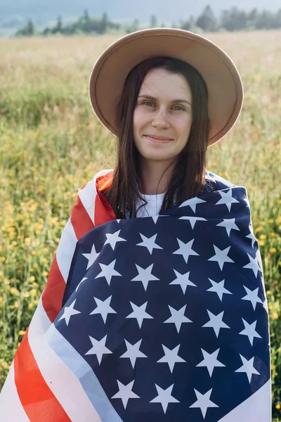 Patriotiska Porträtt Vacker Ung Kvinna Beige Hatt Insvept Amerikansk Flagga — Stockfoto