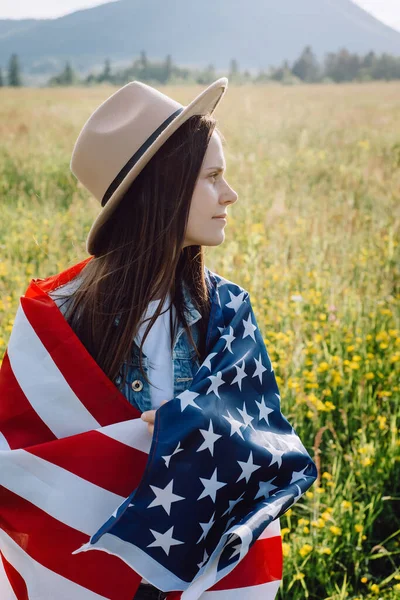 Jovem Milenar Atraente Chapéu Envolto Bandeira Americana Montanha Fundo Dia — Fotografia de Stock