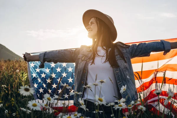 Spännande Leende Ung Kvinna Sitter Blommor Fält Håller Usa Flagga — Stockfoto