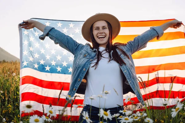 Feliz Joven Emocionada Con Sombrero Sosteniendo Bandera Los Estados Unidos — Foto de Stock