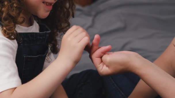 Felice Bambino Piccola Figlia Carina Con Giovane Madre Single Gioco — Video Stock