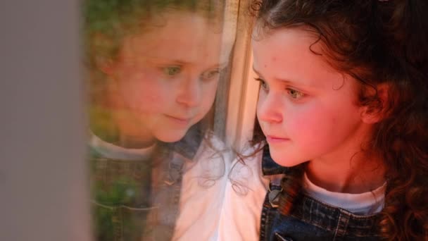 Primer Plano Retrato Niña Linda Soñadora Niña Sentada Cómodo Alféizar — Vídeos de Stock