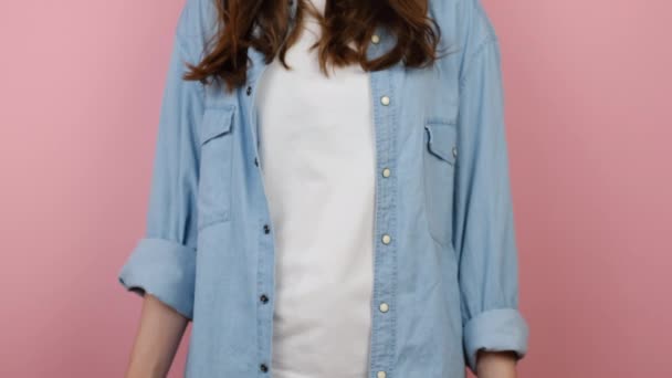 Primer Plano Las Imágenes Recortadas Mujer Joven Lleva Camisa Azul — Vídeos de Stock
