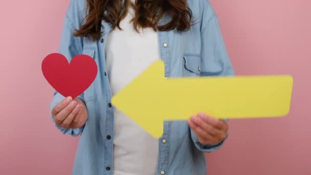 Primer Plano Mujer Joven Irreconocible Sostiene Pequeños Corazones Rojos Flecha — Vídeos de Stock