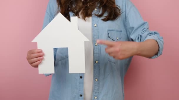 Primer Plano Mujer Joven Irreconocible Señalando Modelo Casa Papel Blanco — Vídeos de Stock