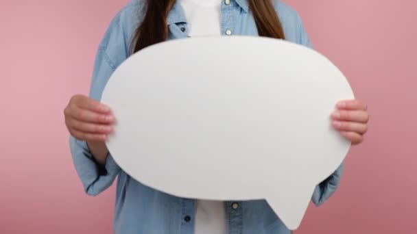 Nahaufnahme Beschnittene Junge Frau Halten Leere Leere Schild Weiße Große — Stockvideo