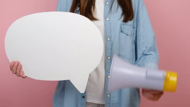 Close Bijgesneden Jonge Vrouw Met Een Lege Witte Papieren Tekstballon — Stockvideo