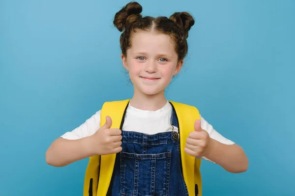 Niña Sonriente Escuela Primaria Con Mochila Amarilla Que Muestra Los — Foto de Stock