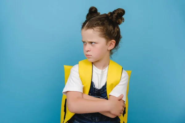 Portret Van Boos Triest Schoolmeisje Gekruiste Armen Kijken Naar Opzij — Stockfoto