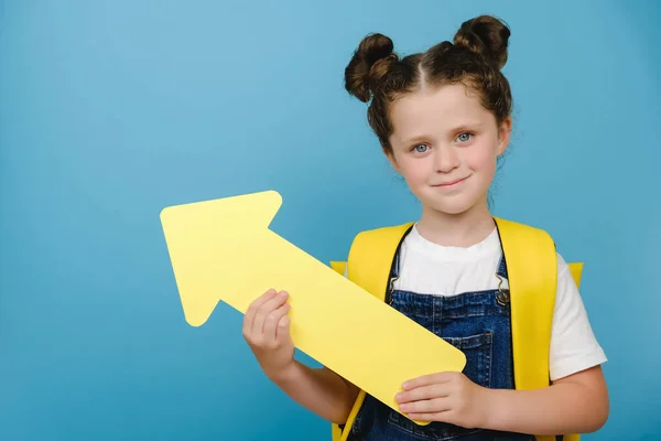 Retrato Una Linda Niña Escuela Sosteniendo Una Flecha Amarilla Apuntando — Foto de Stock