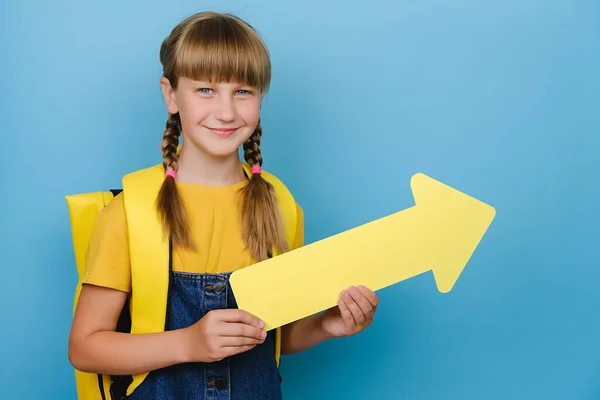 Retrato Una Colegiala Rubia Sonriente Mostrando Lado Con Flecha Amarilla — Foto de Stock