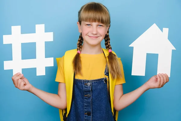 Retrato Una Colegiala Feliz Sosteniendo Letrero Hashtag Blanco Modelo Casa — Foto de Stock