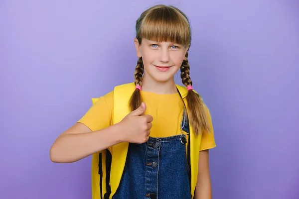 Retrato Una Hermosa Colegiala Sonriente Mostrando Los Pulgares Hacia Arriba — Foto de Stock