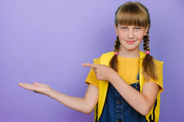 Retrato Hermosa Chica Atractiva Escuela Inteligente Con Mochila Amarilla Posando — Foto de Stock