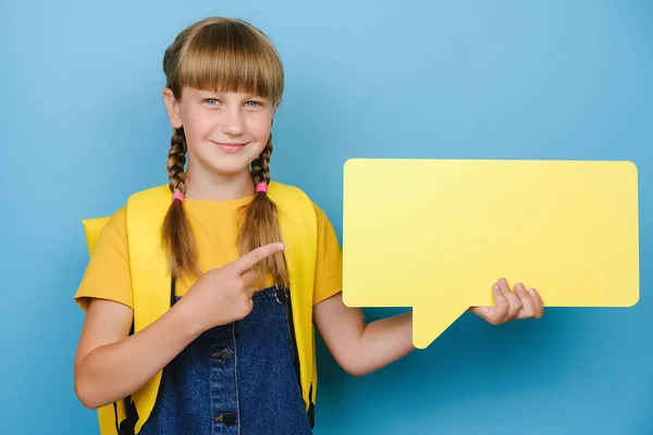 Retrato Una Linda Colegiala Feliz Sosteniendo Burbuja Del Habla Vacía — Foto de Stock