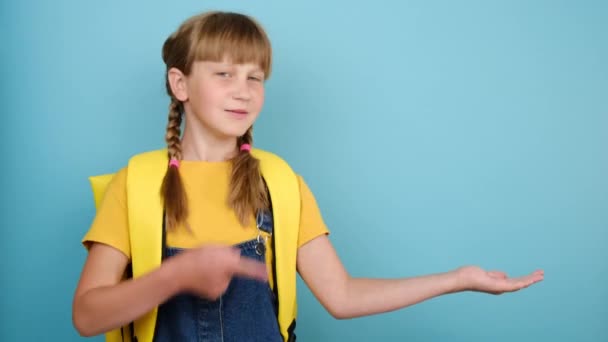 Niño Sonriente Colegiala Rubia Señalando Espacio Copia Para Contenido Promocional — Vídeos de Stock