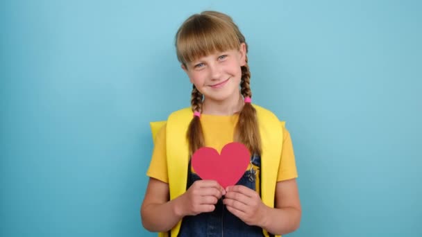 Charmant Schöne Schulmädchen Mit Gelben Rucksack Hält Rote Papierherzen Lächelt — Stockvideo