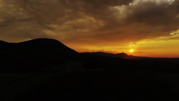 Vue Aérienne Drone Montagnes Coucher Soleil Jaune Matin Été Pentes — Video