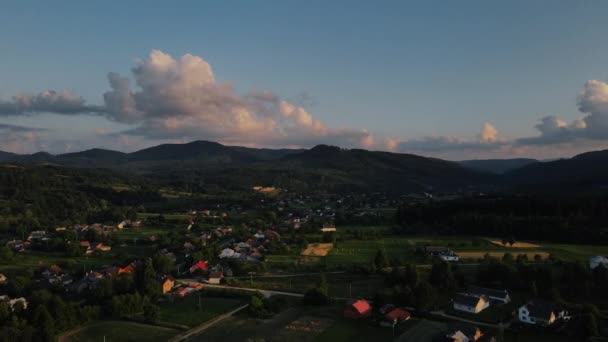 Flygdrönare Skott Vackra Gröna Berg Med Sommarfält Och Jordbruksträdgårdar Moln — Stockvideo