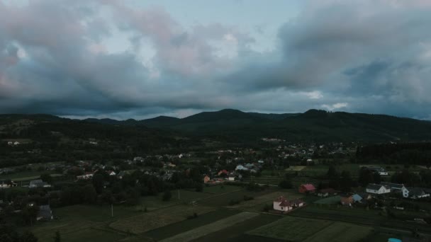 背景夏の山の曇りの日に田舎のパノラマの空中風景ビュー 自然インスピレーションの概念 心安らぐ 緑の森の谷の下のカラフルな減少ライトスカイライン — ストック動画