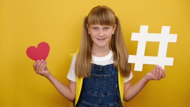 Bela Colegial Bonito Segurando Grande Hashtag Branca Pequeno Símbolo Coração — Vídeo de Stock