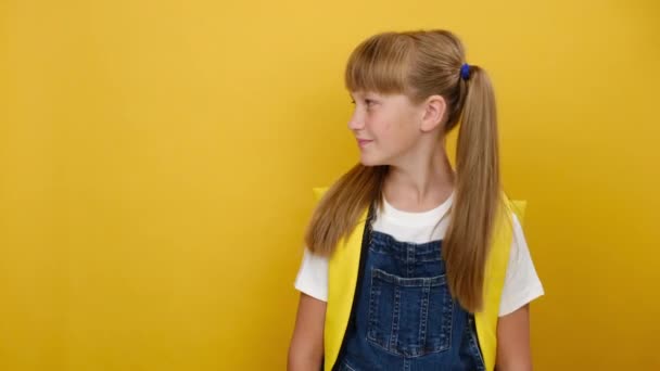 Portræt Smukke Søde Smilende Skolepige Viser Tommelfinger Glad Ser Kameraet – Stock-video