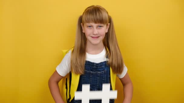 Adorable Colegiala Con Mochila Sosteniendo Gran Símbolo Hashtag Blanco Feliz — Vídeos de Stock