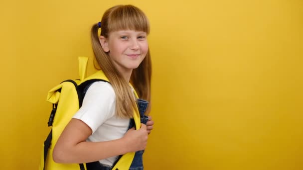 Χαρούμενα Χαμογελαστό Κορίτσι Σχολείο Φορούν Σακίδιο Που Δείχνει Hello Χαιρετισμό — Αρχείο Βίντεο