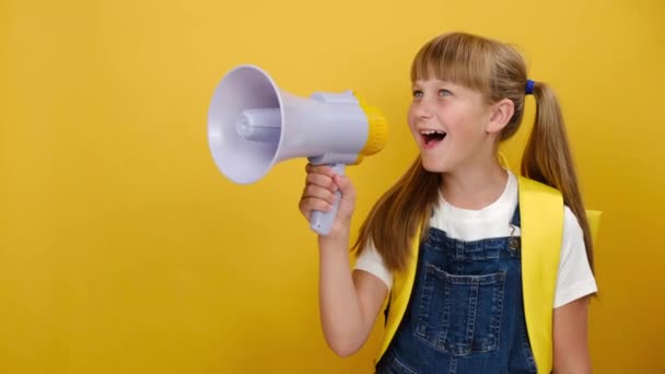 Seitliche Nahaufnahme Eines Hübschen Kleinen Blonden Schulmädchens Das Megafon Schreit — Stockvideo