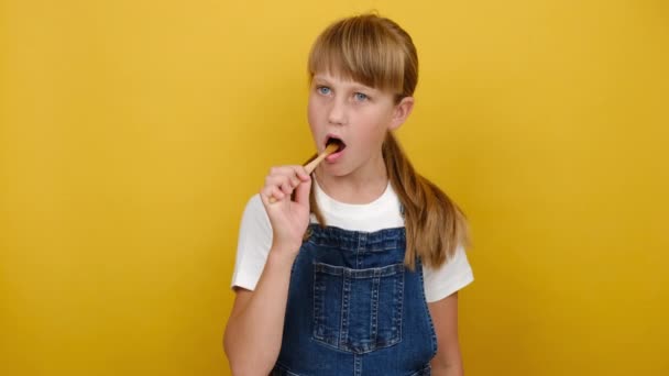 Portrét Malé Blondýny Školačka Dítě Čistí Zuby Trpí Těžkou Bolestí — Stock video