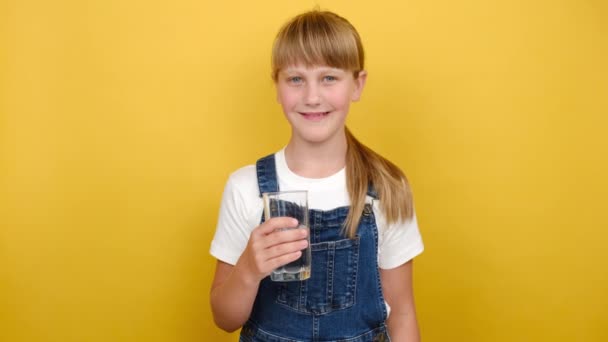 Portrait Mignon Écolière Enfant Boire Eau Propre Partir Verre Heureux — Video