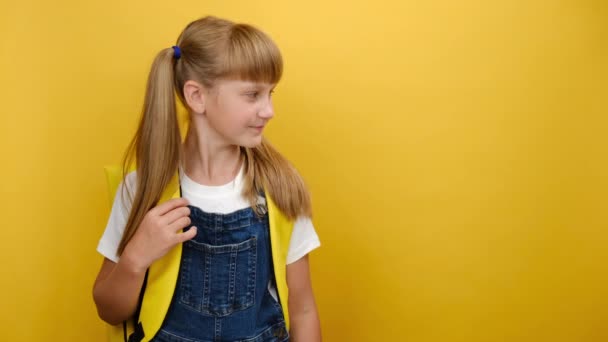 Sonriente Niña Linda Colegiala Mirando Espacio Copia Para Contenido Promocional — Vídeo de stock