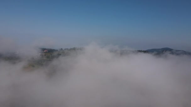 Drone Vuela Sobre Las Nubes Día Soleado Picos Montaña Verano — Vídeos de Stock