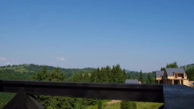 Seyahat eden güzel, gülümseyen, 20 'li yaşlarda beyaz bir kadın yaz sabahı güneş ışığında sıcak kahve ya da çay standı içip teninde güneşin sıcaklığının tadını çıkarıyor. Seyahat tutkusu ve macera havasını hesaba katın.