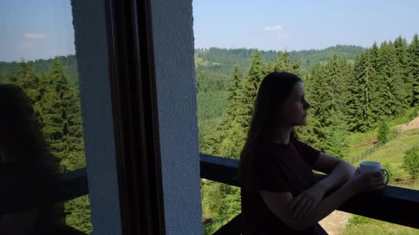 Sylwetka Młoda Kobieta Stojąca Balkonie Pijąca Kawę Rano Tle Zielonych — Wideo stockowe