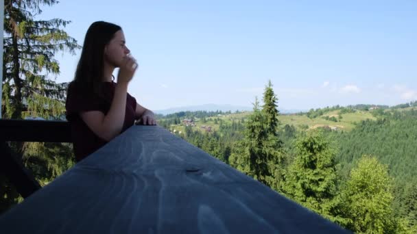 Ονειρεμένη Χαμογελαστή Νεαρή Γυναίκα Ακουμπισμένη Στην Ξύλινη Δοκό Παρατηρεί Όμορφη — Αρχείο Βίντεο