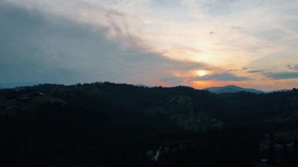 Kozalaklı Ağaçlar Kırsalda Günbatımı Bulutlu Gökyüzüne Karşı Otlaklarla Kaplı Tepelik — Stok video