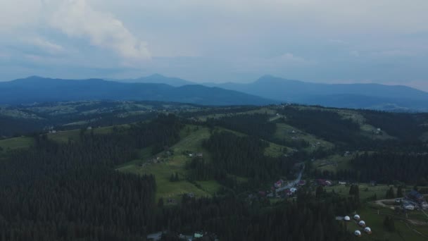 Incredibile Paesaggio Naturale Serale Campagna Con Fitta Foresta Montagna Nebbia — Video Stock