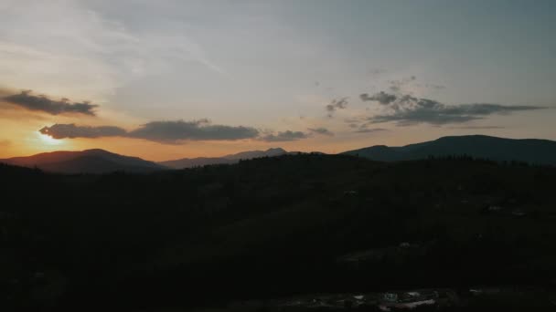 Luchtfoto Drone Beelden Van Zomer Bergen Bij Oranje Zonsondergang Avond — Stockvideo