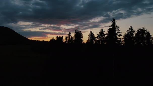 Destansı Sinematik Karanlık Renkli Günbatımında Dağ Zirvesinin Hava Görüntüsü Güneş — Stok video