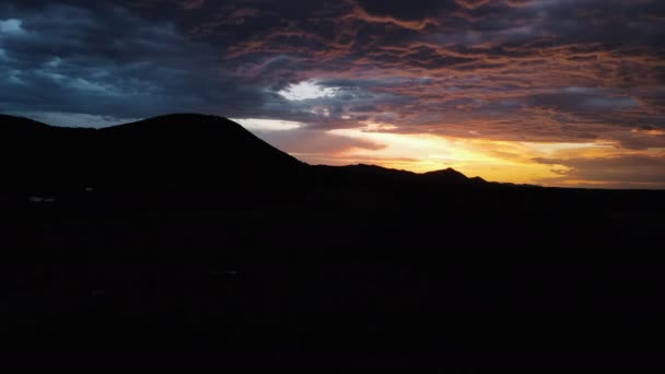 Съемки Эпического Вдохновляющего Пейзажа Силуэтов Высоких Гор Время Восхода Захода — стоковое видео
