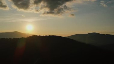 Yaz ya da sonbahar vahşi çam ormanlarının hava aracı görüntüsü, sakin günbatımında küçük kuş sinekleri. Arka planda sıradağlar var. Gezgin şehvet, büyüleyici ve ürkütücü doğa.