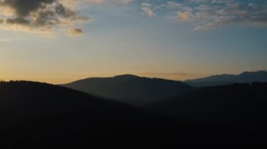 Büyüleyici ve doğayı görme kavramı. Sakin günbatımında yüksek dağların destansı ve ilham verici hava aracı görüntüleri ya da güzel güneş ışığı sızıntıları ve çerçeveye giren ışınlar