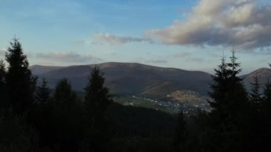 Sonbahar günü gün batımında kırsal alanda drone çekimi. Doğa ilhamı. Huzuru sağlıyorum. Arkaplan dağları üzerinde küçük binaları olan kırsal alan. Turizm ve seyahat tutkusu için durak