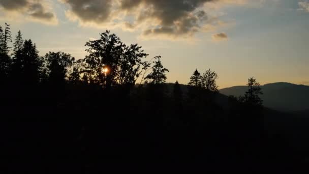 Vista Aérea Drone Tiro Cinematográfico Montanhas Pôr Sol Calmo Laranja — Vídeo de Stock