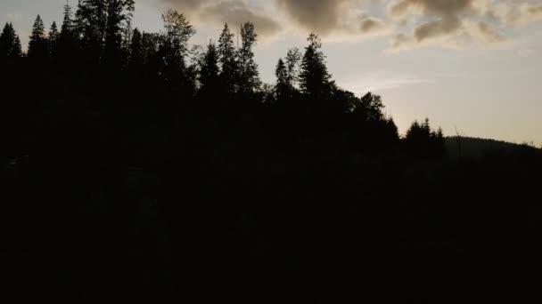 Tramonto Alba Paesaggio Epico Con Montagne Foresta Auto Bianca Strada — Video Stock