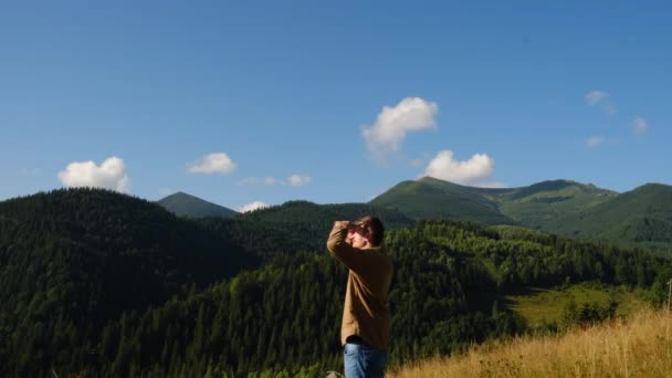 Viajante Jovem Olhando Para Verde Belas Montanhas Sob Luz Sol — Vídeo de Stock