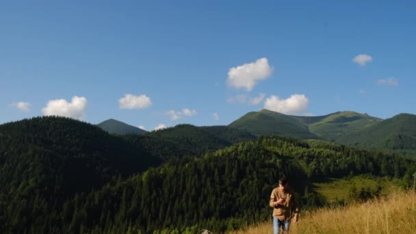 Ragazzo Serio Che Tiene Telefono Trovare Rete Mobile Montagne Sfondo — Video Stock